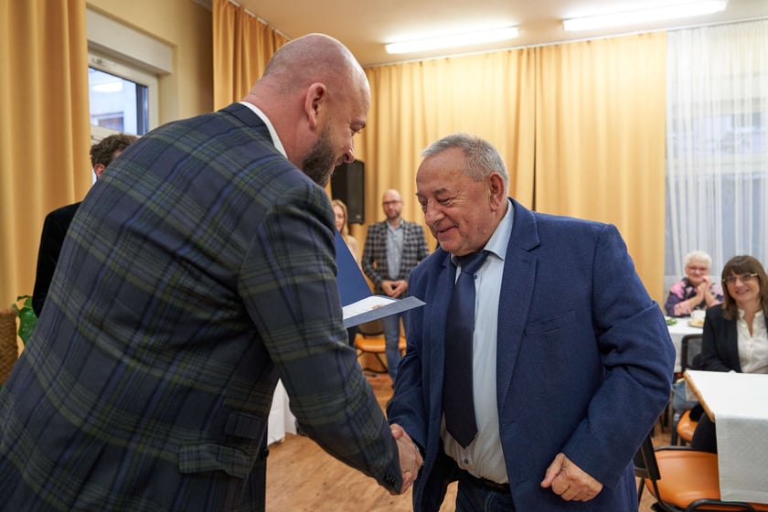 Pracownicy Miejskiego Ośrodka Pomocy Społecznej odbierają nagrody podczas uroczystości zorganizowanej z okazji ich święta.