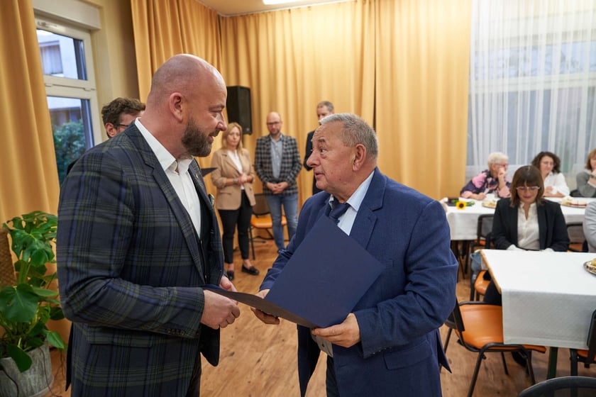 Pracownicy Miejskiego Ośrodka Pomocy Społecznej odbierają nagrody podczas uroczystości zorganizowanej z okazji ich święta.