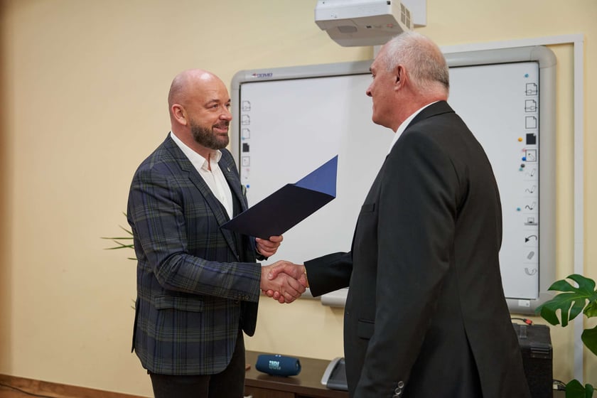 Pracownicy Miejskiego Ośrodka Pomocy Społecznej odbierają nagrody podczas uroczystości zorganizowanej z okazji ich święta.