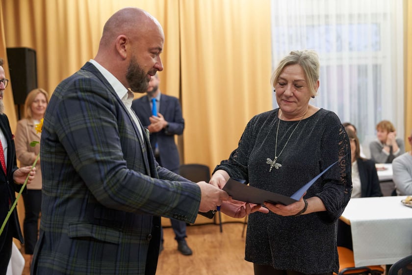 Pracownicy Miejskiego Ośrodka Pomocy Społecznej odbierają nagrody podczas uroczystości zorganizowanej z okazji ich święta.