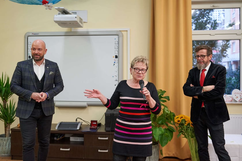 Pracownicy Miejskiego Ośrodka Pomocy Społecznej odbierają nagrody podczas uroczystości zorganizowanej z okazji ich święta.
