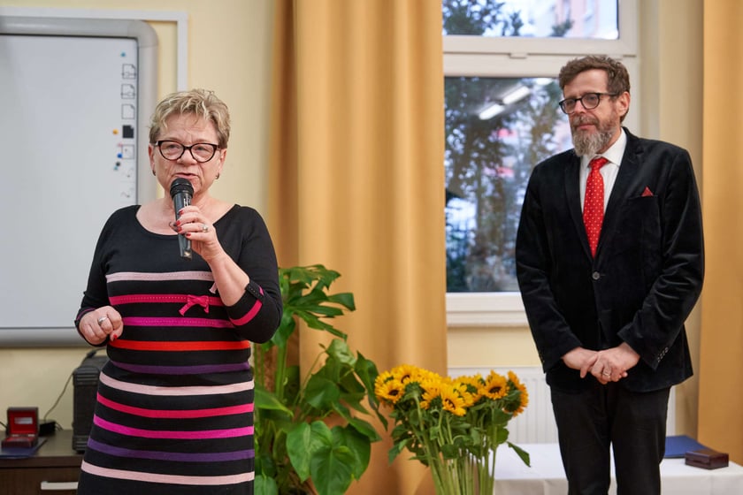 Pracownicy Miejskiego Ośrodka Pomocy Społecznej odbierają nagrody podczas uroczystości zorganizowanej z okazji ich święta.