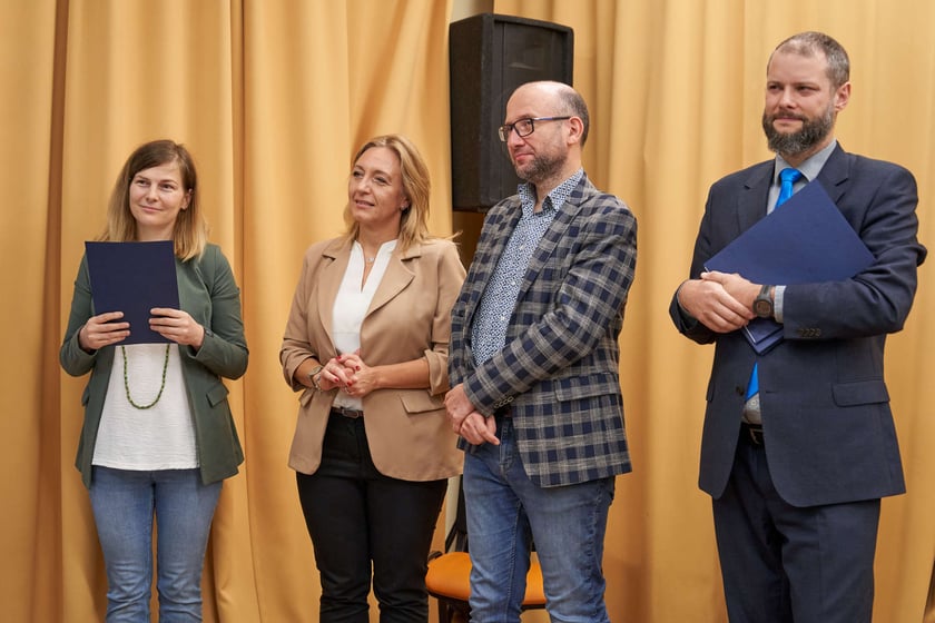 Pracownicy Miejskiego Ośrodka Pomocy Społecznej odbierają nagrody podczas uroczystości zorganizowanej z okazji ich święta.