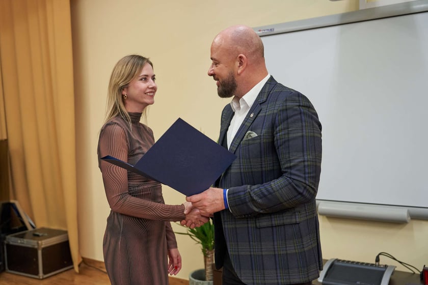 Pracownicy Miejskiego Ośrodka Pomocy Społecznej odbierają nagrody podczas uroczystości zorganizowanej z okazji ich święta.