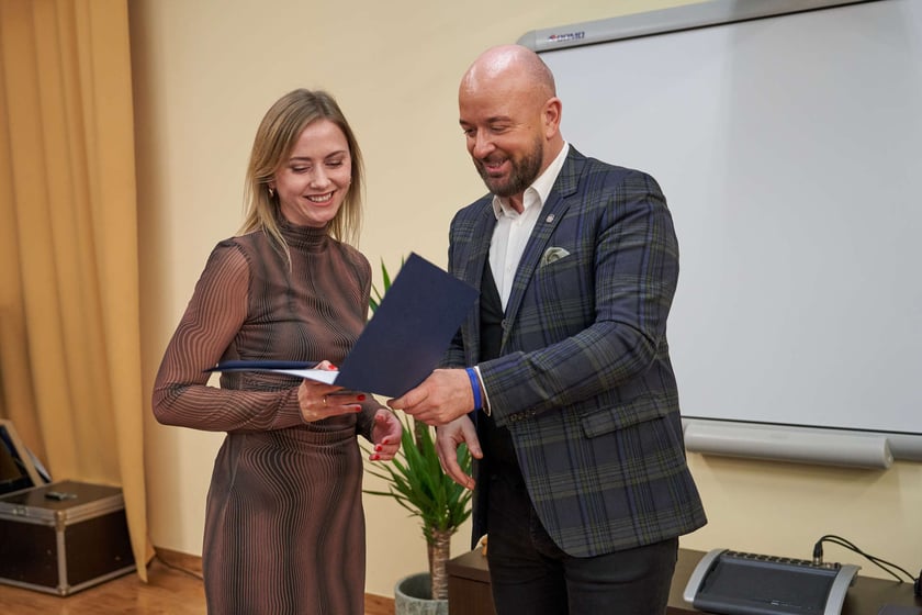 Pracownicy Miejskiego Ośrodka Pomocy Społecznej odbierają nagrody podczas uroczystości zorganizowanej z okazji ich święta.