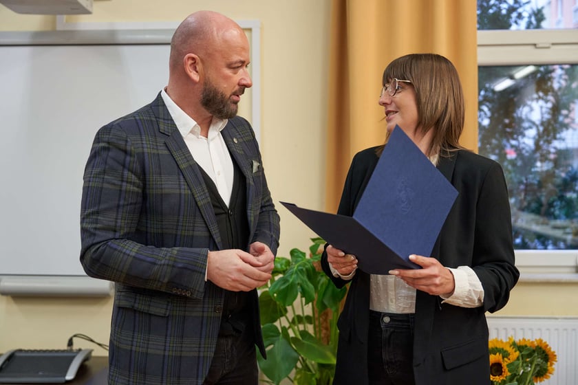 Pracownicy Miejskiego Ośrodka Pomocy Społecznej odbierają nagrody podczas uroczystości zorganizowanej z okazji ich święta.