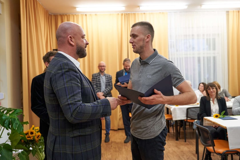 Pracownicy Miejskiego Ośrodka Pomocy Społecznej odbierają nagrody podczas uroczystości zorganizowanej z okazji ich święta.