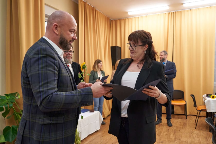 Pracownicy Miejskiego Ośrodka Pomocy Społecznej odbierają nagrody podczas uroczystości zorganizowanej z okazji ich święta.
