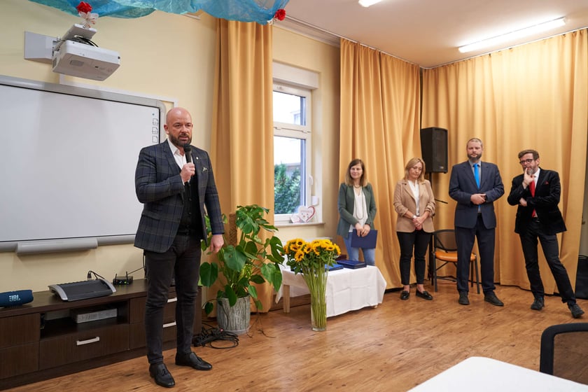 Pracownicy Miejskiego Ośrodka Pomocy Społecznej odbierają nagrody podczas uroczystości zorganizowanej z okazji ich święta.