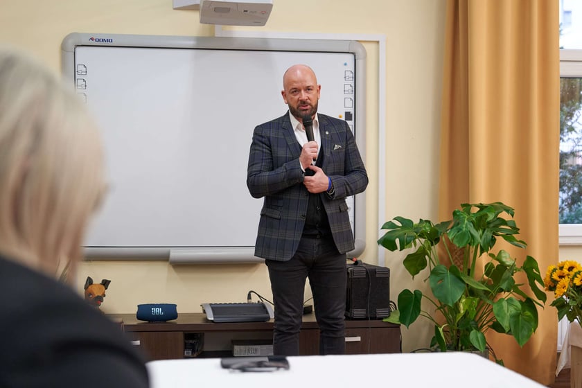 Pracownicy Miejskiego Ośrodka Pomocy Społecznej odbierają nagrody podczas uroczystości zorganizowanej z okazji ich święta.