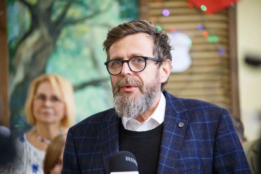 Dzieci z SP4 podczas kiermaszu zorganizowanego na rzecz akcji charytatywnej Aniołkowe Granie