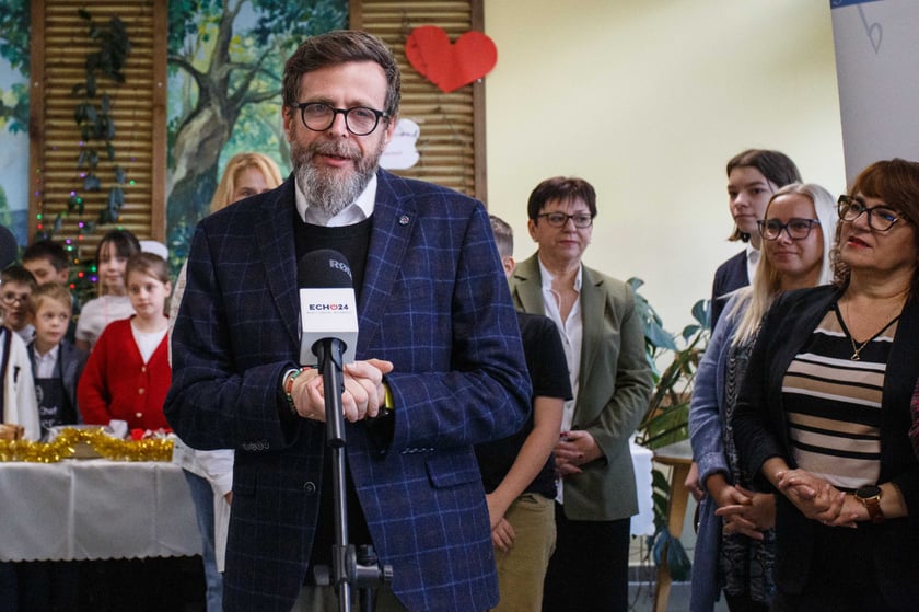 Dzieci z SP4 podczas kiermaszu zorganizowanego na rzecz akcji charytatywnej Aniołkowe Granie