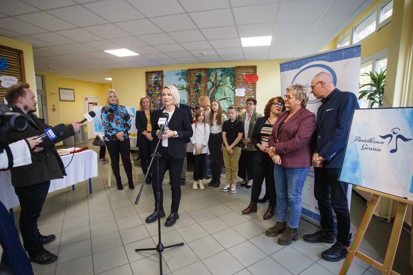 Dzieci z SP4 podczas kiermaszu zorganizowanego na rzecz akcji charytatywnej Aniołkowe Granie