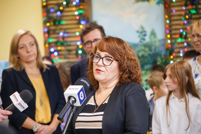 Dzieci z SP4 podczas kiermaszu zorganizowanego na rzecz akcji charytatywnej Aniołkowe Granie