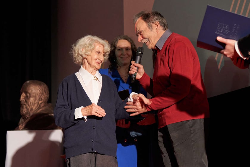 Obchody 40-lecia Koła Wrocławskiego Towarzystwa Pomocy im. św. Brata Alberta, 24 listopad 2023. Jacek Sutryk i Bohdan Aniszczyk wręcza medal medal&nbsp;Jolancie Kamińskiej.