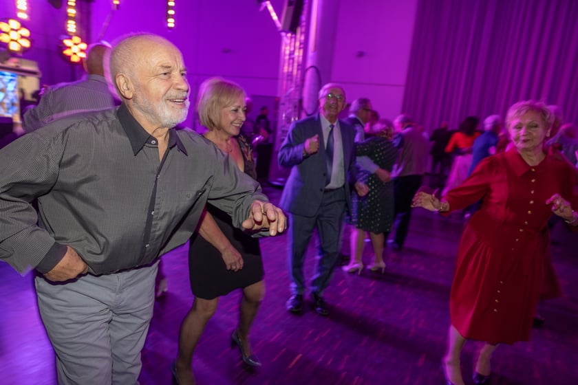 Wrocek klasycznie, czyli bal seniorów na stadionie miejskim we Wrocławiu