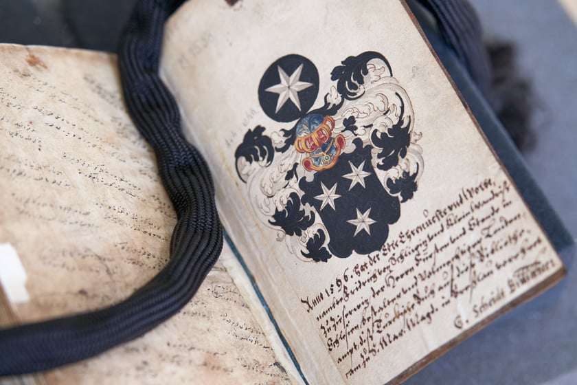 Turecki rękopis z XVI wieku, herb donatora&nbsp;Fridricha von Schliewitza wykonany przez wrocławskiego artystę Matthiasa Heintzego