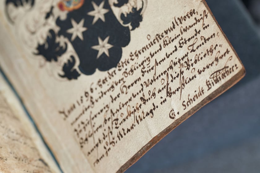 Turecki rękopis z XVI wieku, pod herbem donatora widniej wpis &oacute;wczesnego bibliotekarza Georga Scheidta