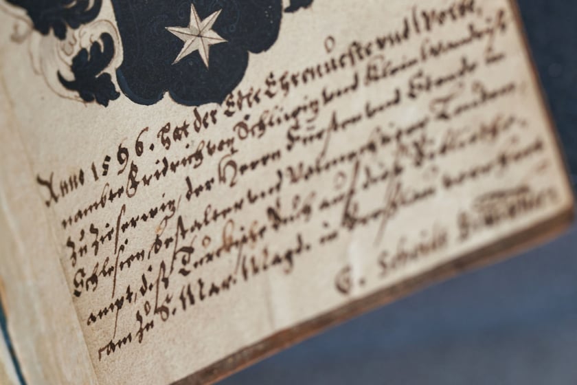 Turecki rękopis z XVI wieku, pod herbem donatora widniej wpis &oacute;wczesnego bibliotekarza Georga Scheidta