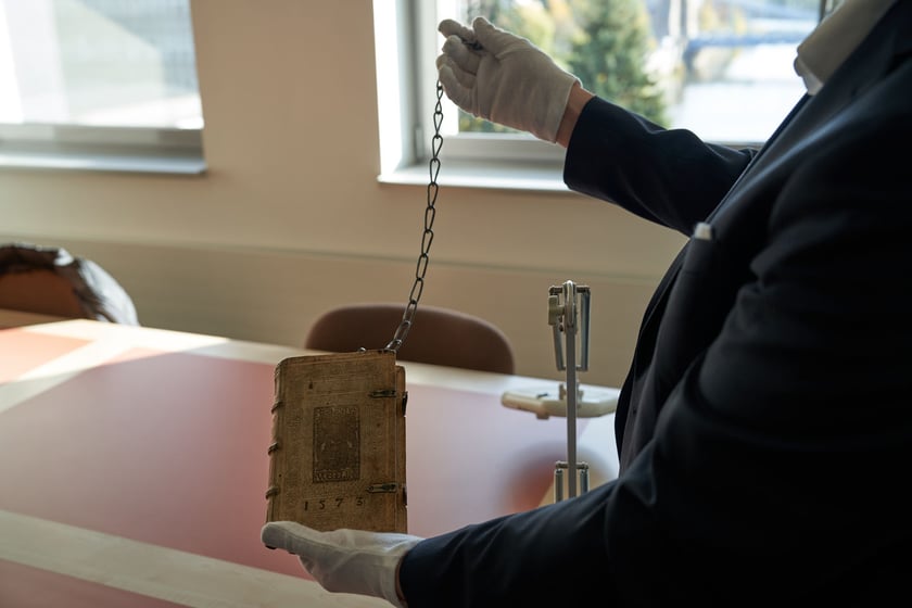Przykład montowania łańcucha do oprawy starodruk&oacute;w jako ochrona przed złodziejami