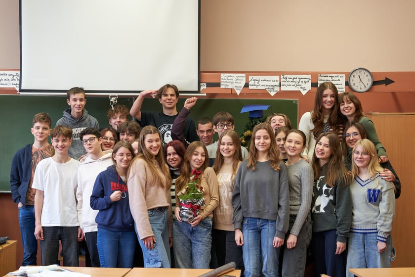 Uczniowie „Czwórki” ubrali wspólnie 30 Drzewek Dobrych Życzeń