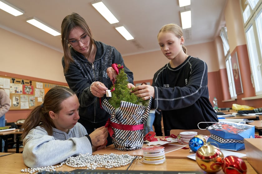 Uczniowie IV LO ubrali wspólnie 30 Drzewek Dobrych Życzeń
