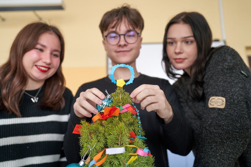 Uczniowie „Czwórki” ubrali wspólnie 30 Drzewek Dobrych Życzeń
