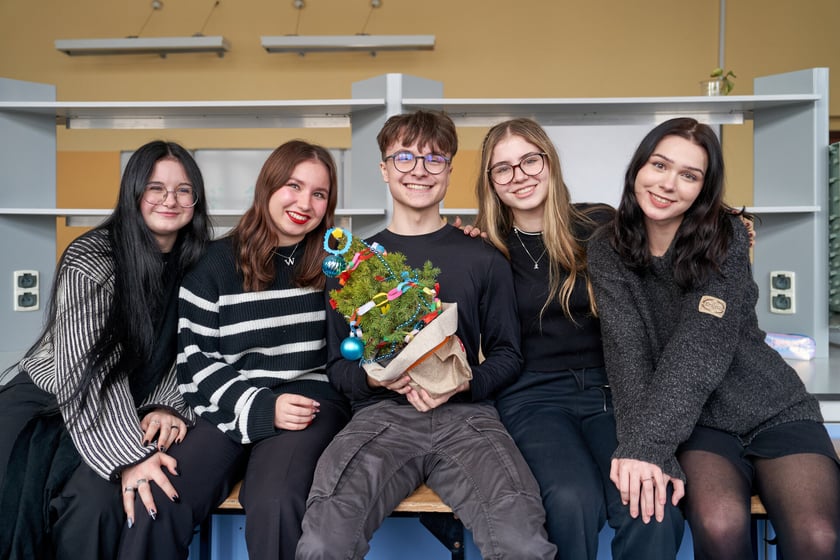 Uczniowie „Czwórki” ubrali wspólnie 30 Drzewek Dobrych Życzeń