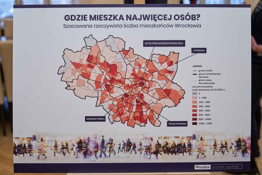 plansza przedstawiająca szacunkową rzeczywistą liczbę ludności w poszczeg&oacute;lnych częściach Wrocławia