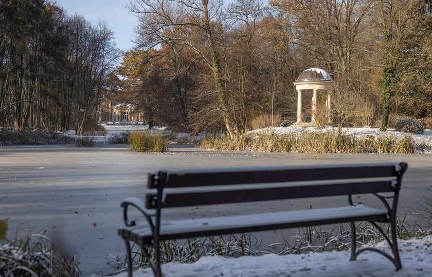 Pałac Korn&oacute;w w Pawłowicach - park ze stawem i glorietą