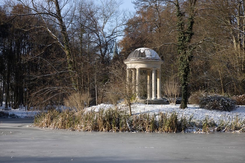 Pałac Korn&oacute;w w Pawłowicach - park ze stawem i glorietą