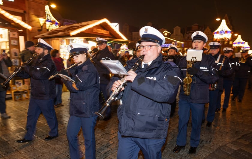 Wieczorem Jarmark Bożonarodzeniowy we Wrocławiu należał do wrocławskiej policji. Zobaczcie na zdjęciach naszego fotoreportera specjalny występ Orkiestry Komendy Wojewódzkiej Policji we Wrocławiu.