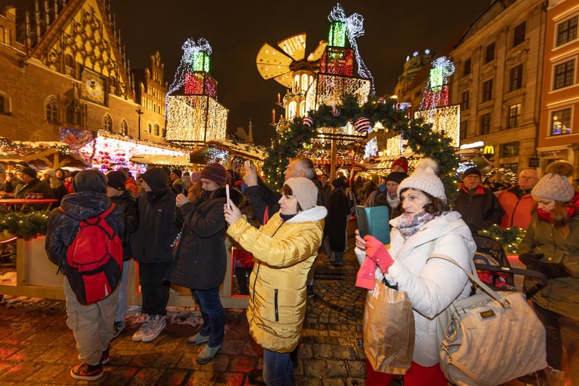 Wieczorem Jarmark Bożonarodzeniowy we Wrocławiu należał do wrocławskiej policji. Zobaczcie na zdjęciach naszego fotoreportera specjalny występ Orkiestry Komendy Wojewódzkiej Policji we Wrocławiu.