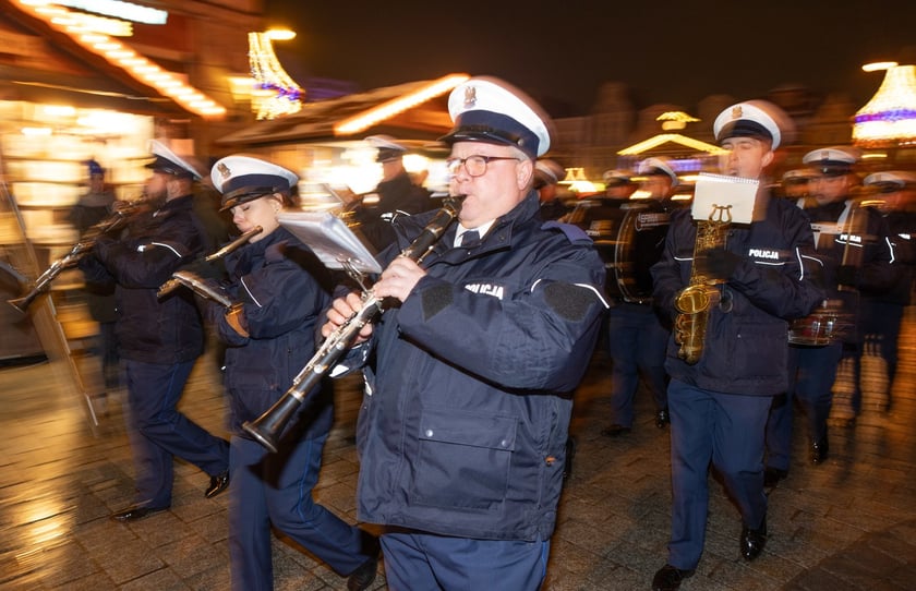 Wieczorem Jarmark Bożonarodzeniowy we Wrocławiu należał do wrocławskiej policji. Zobaczcie na zdjęciach naszego fotoreportera specjalny występ Orkiestry Komendy Wojewódzkiej Policji we Wrocławiu.