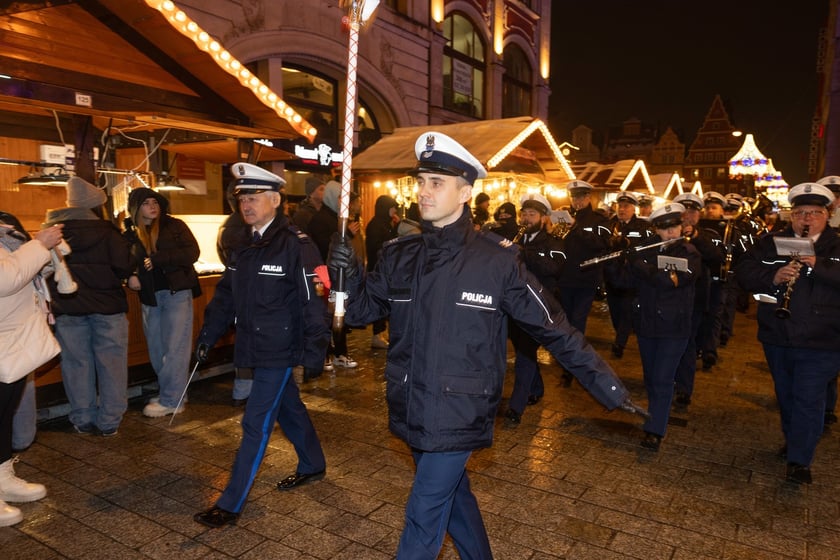Wieczorem Jarmark Bożonarodzeniowy we Wrocławiu należał do wrocławskiej policji. Zobaczcie na zdjęciach naszego fotoreportera specjalny występ Orkiestry Komendy Wojewódzkiej Policji we Wrocławiu.