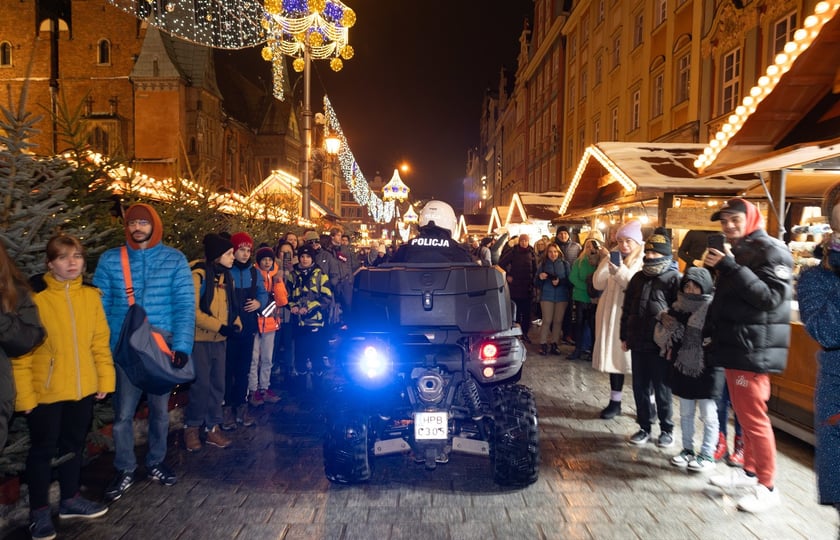 Wieczorem Jarmark Bożonarodzeniowy we Wrocławiu należał do wrocławskiej policji. Zobaczcie na zdjęciach naszego fotoreportera specjalny występ Orkiestry Komendy Wojewódzkiej Policji we Wrocławiu.