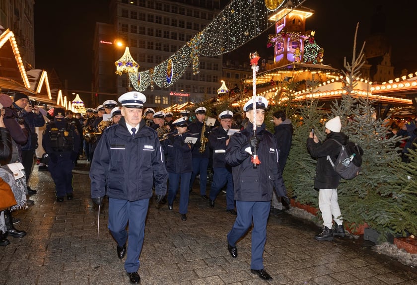 Wieczorem Jarmark Bożonarodzeniowy we Wrocławiu należał do wrocławskiej policji. Zobaczcie na zdjęciach naszego fotoreportera specjalny występ Orkiestry Komendy Wojewódzkiej Policji we Wrocławiu.