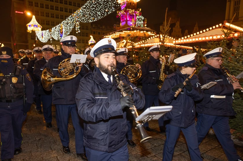 Wieczorem Jarmark Bożonarodzeniowy we Wrocławiu należał do wrocławskiej policji. Zobaczcie na zdjęciach naszego fotoreportera specjalny występ Orkiestry Komendy Wojewódzkiej Policji we Wrocławiu.