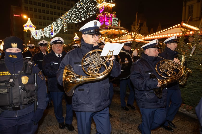 Wieczorem Jarmark Bożonarodzeniowy we Wrocławiu należał do wrocławskiej policji. Zobaczcie na zdjęciach naszego fotoreportera specjalny występ Orkiestry Komendy Wojewódzkiej Policji we Wrocławiu.
