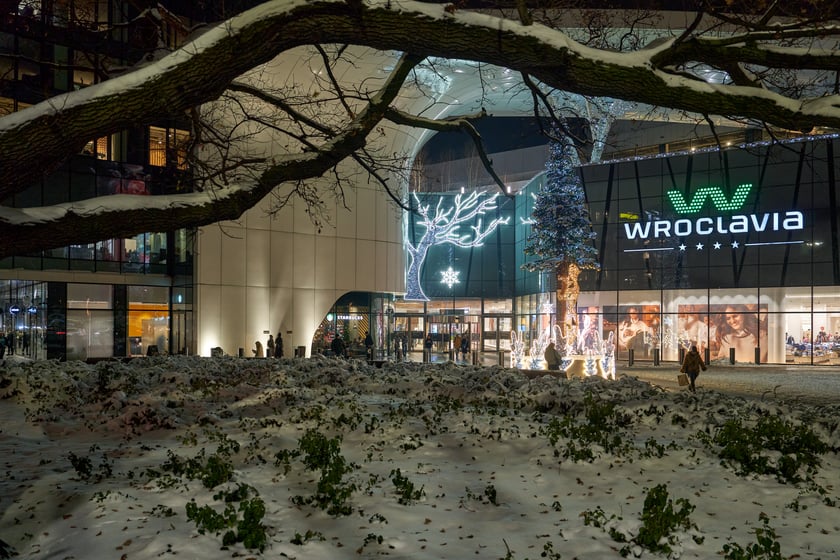 Iluminacje świąteczne wokół wrocławskich galerii