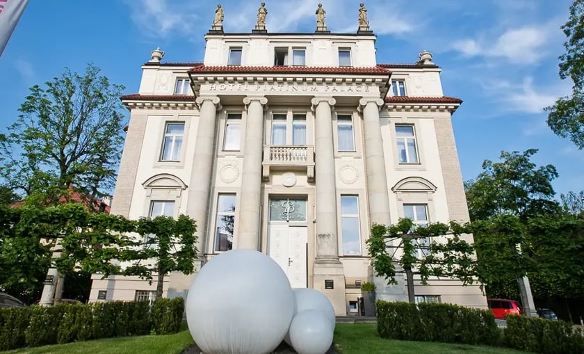Ewald Schoeller, inicjator budowy willi przy dzisiejszej Powstańców Śląskich, zarządzał m.in. cukrowniami, papierniami i majątkami ziemskimi.