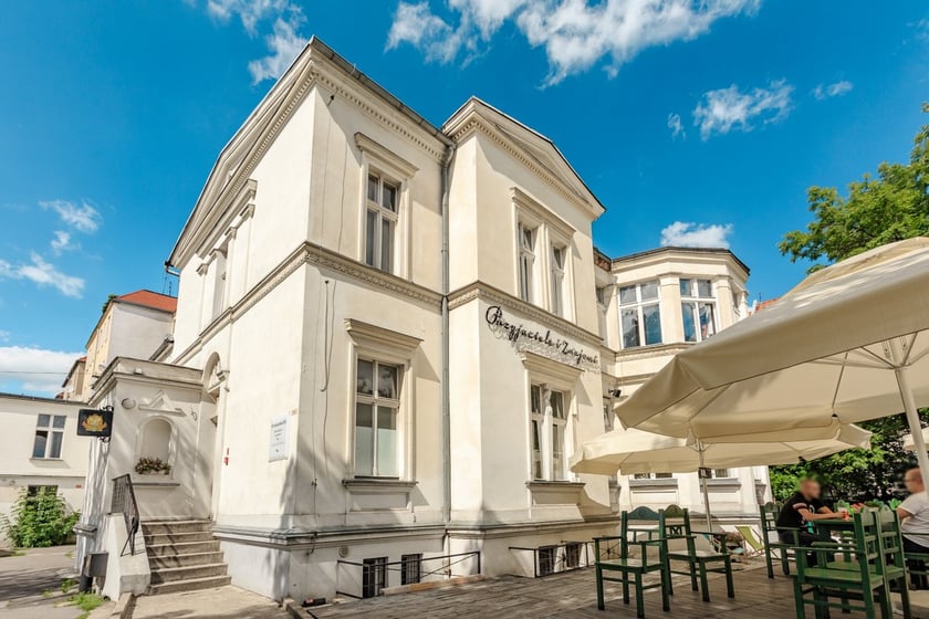 Bracia Isidor i Jacob Alexander, wrocławscy bankierzy, wybudowali według tego samego projektu dwie wille po obu stronach dzisiejszej ulicy Liskego. Ocalała tylko budowla przy dzisiejszej ul. Grunwaldzkiej 98.
