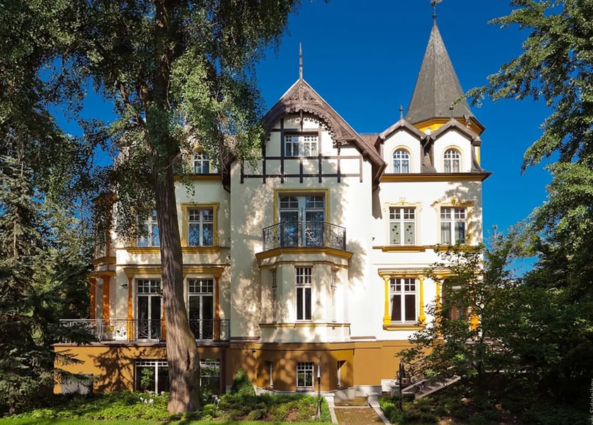 Pierwszy budynek – parterowy na wysokim podpiwniczeniu i z poddaszem, stanął w tym miejscu w roku 1877. W 1911 r. obiekt znacznie rozbudowano. Dobudowano piętro oraz malowniczą wieżyczkę.