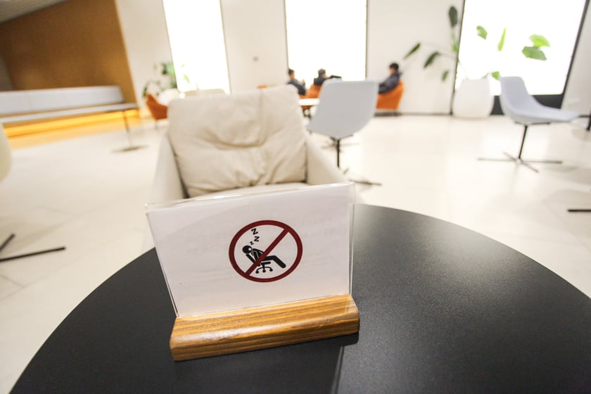 Żartobliwa tabliczka w miejscach rekreacyjnych zakazująca spania