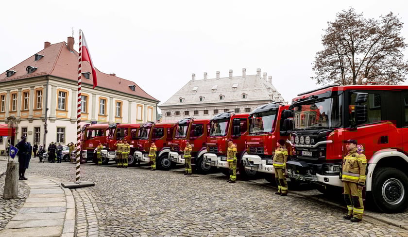 Nowe wozy strażackie przekazane dolnośląskim jednostkom straży pożarnej 13 grudnia 2023