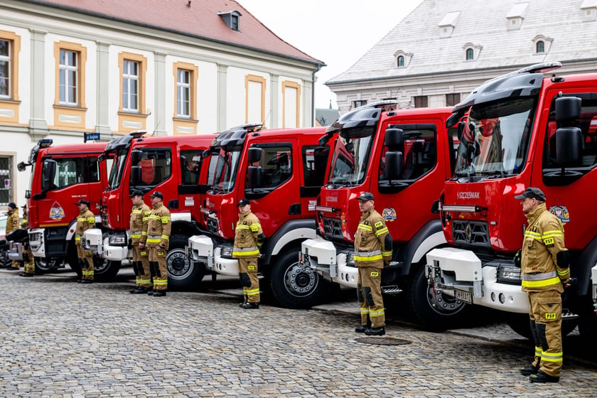 Nowe wozy strażackie przekazane dolnośląskim jednostkom straży pożarnej 13 grudnia 2023