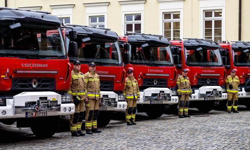 Nowe wozy strażackie przekazane dolnośląskim jednostkom straży pożarnej 13 grudnia 2023