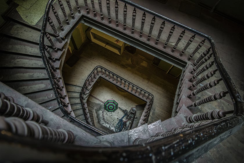 Monika Grobelna fotografuje wrocławskie kamienice. Klatki schodowe
