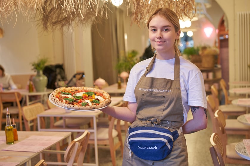 Olio
Pizzeria Olio zawitała do Wrocławia 6 grudnia, czyli w Mikołajki. Znajdziemy ją r&oacute;wnież w kilku innych miastach, m.in. w Krakowie i Katowicach.
Już od samego wejścia zachwyci Was swoim pięknym, przytulnym wnętrzem w stylu boho. Nie brakuje r&oacute;żu, kwiat&oacute;w i designerskich dodatk&oacute;w. Pewnie zastanawiacie się, gdzie kupili te ogromne, rzucające się w oczy lampy w naturalnych odcieniach beż&oacute;w? Ot&oacute;ż nie kupili... zrobili je własnoręcznie! Z pewnością to miejsce będzie nowym instagramowym hitem we Wrocławiu.
&ndash; Chcemy, żeby było u nas przytulnie, aby goście czuli się komfortowo. Uwielbiamy kontakt z ludźmi, każdy z nas jest uśmiechnięty, z dobrą energią. Lubimy po prostu gościć u nas gości i chcemy, żeby każdy gość po wyjściu miał w pamięci miłą atmosferę &ndash; m&oacute;wi Wiktoria Ciernia, manager restauracji.
Pizza w Olio wypiekana jest w temperaturze ok. 450 stopni przez maksymalnie 90 sekund. Ciasto to połączenie mąki typu 00, filtrowanej wody, drożdży i soli morskiej.
&ndash; Jesteśmy w gronie TOP 50 najlepszych pizzerii na świecie. W zeszłym roku było to 26 miejsce, a w tym 37 i bardzo się cieszymy z tego wyr&oacute;żnienia. Nasze lokale posiadają certyfikat prawdziwej pizzy Neapolitańskiej A.V.P.N., będziemy się o niego starać r&oacute;wnież we Wrocławiu &ndash; dodaje Wiktoria.
Pieski są tu mile widziane!&nbsp;Menu przeczytacie na stronie restauracji.

Adres: Wita Stwosza 16
Godziny otwarcia: niedziela-czwartek w godz. 12:00-22:00; piątek-sobota w godz. 12:00-23:00
