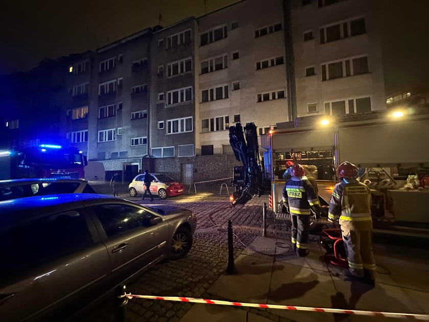 Z "ukrytym pożarem" walczy 5 jednostek straży pożarnej